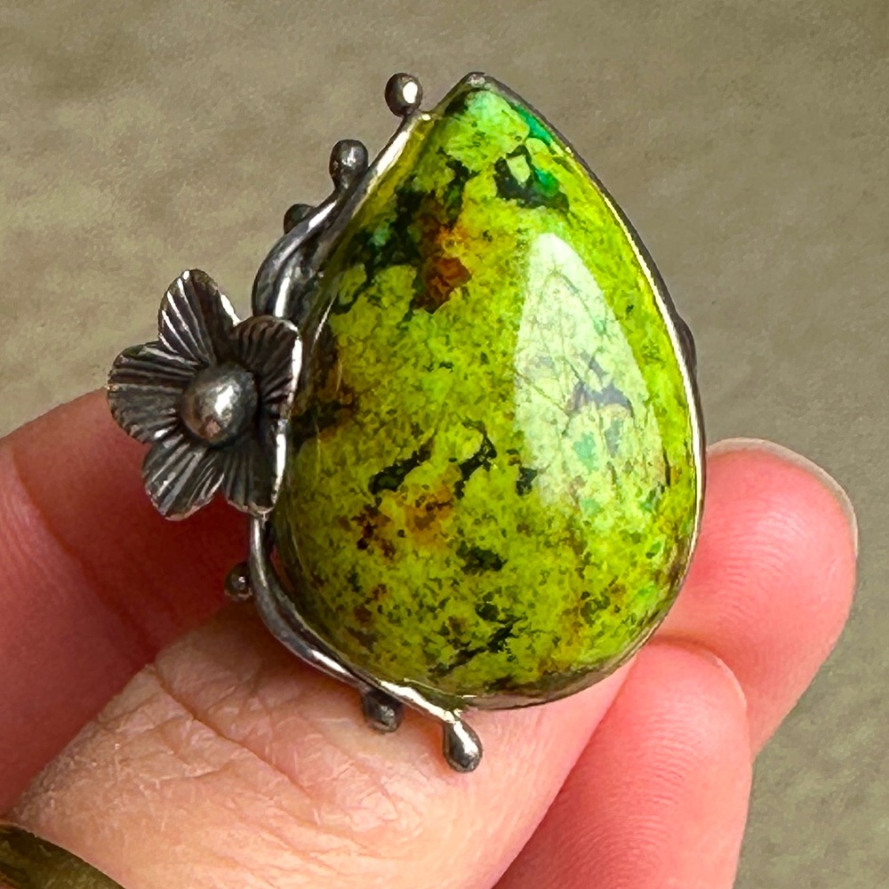 Sterling Silver Green Stone tear drop shaped flower Ring